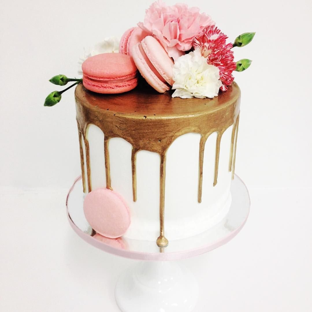 Розовый торт с золотыми подтеками