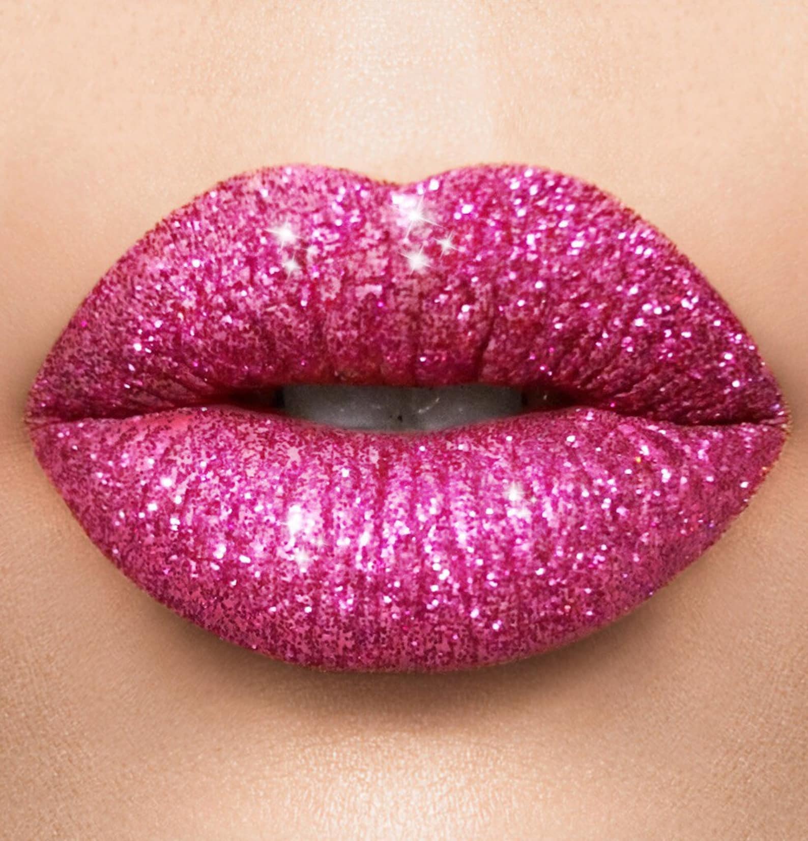 Розовый макияж губ с блестками