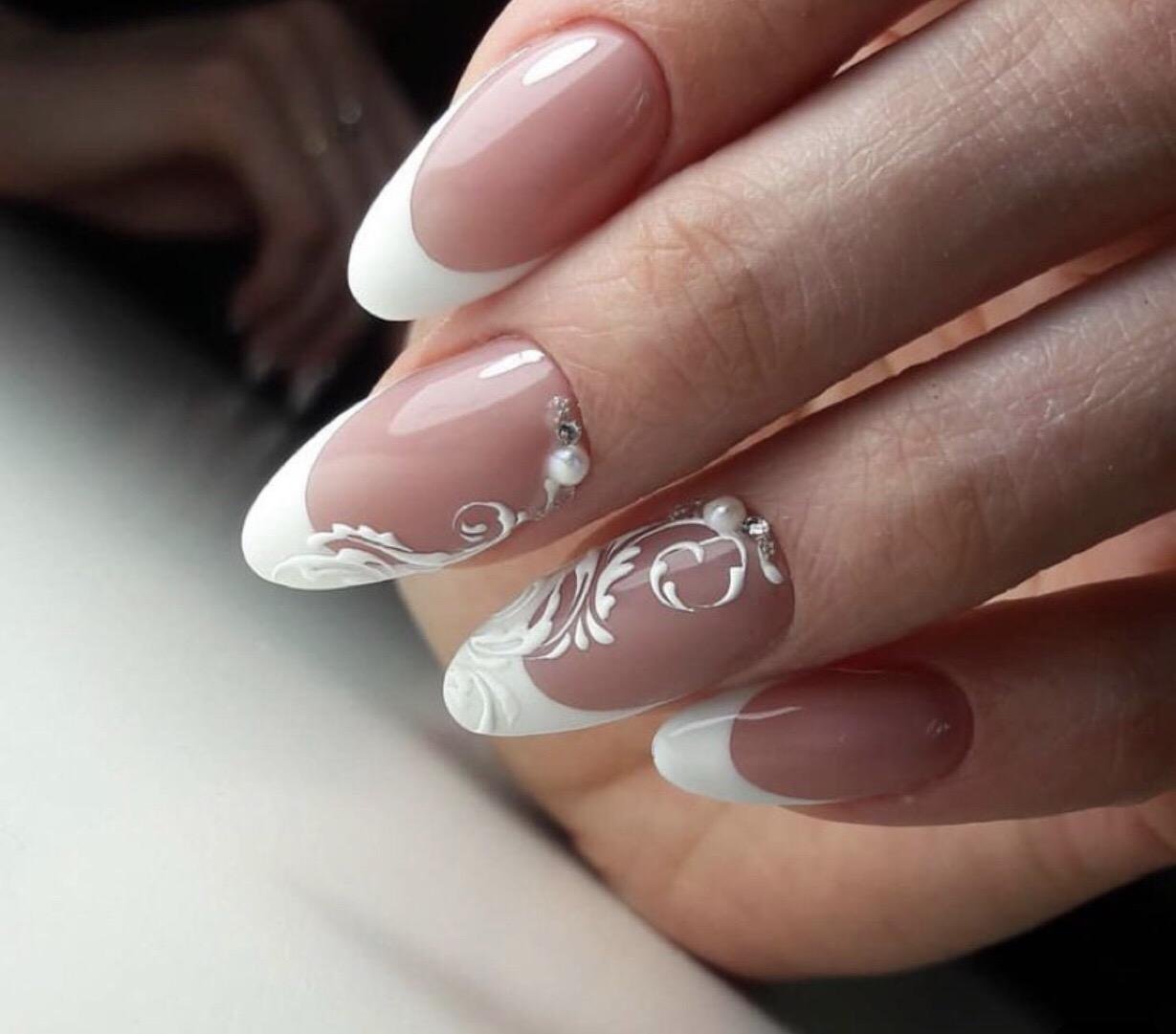 Белый свадебный френч на миндалевидных ногтях