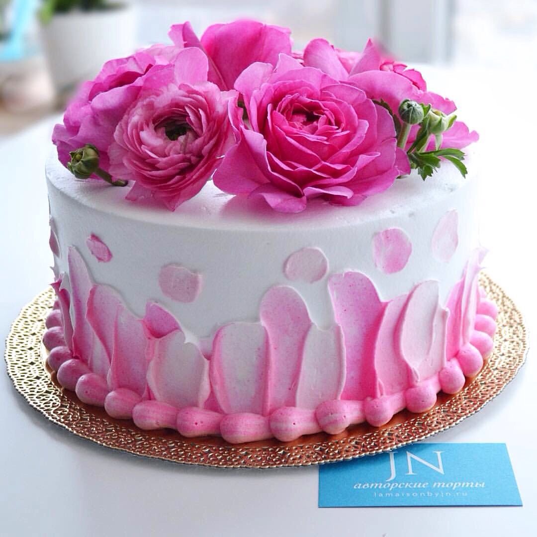 Красивый розовый торт