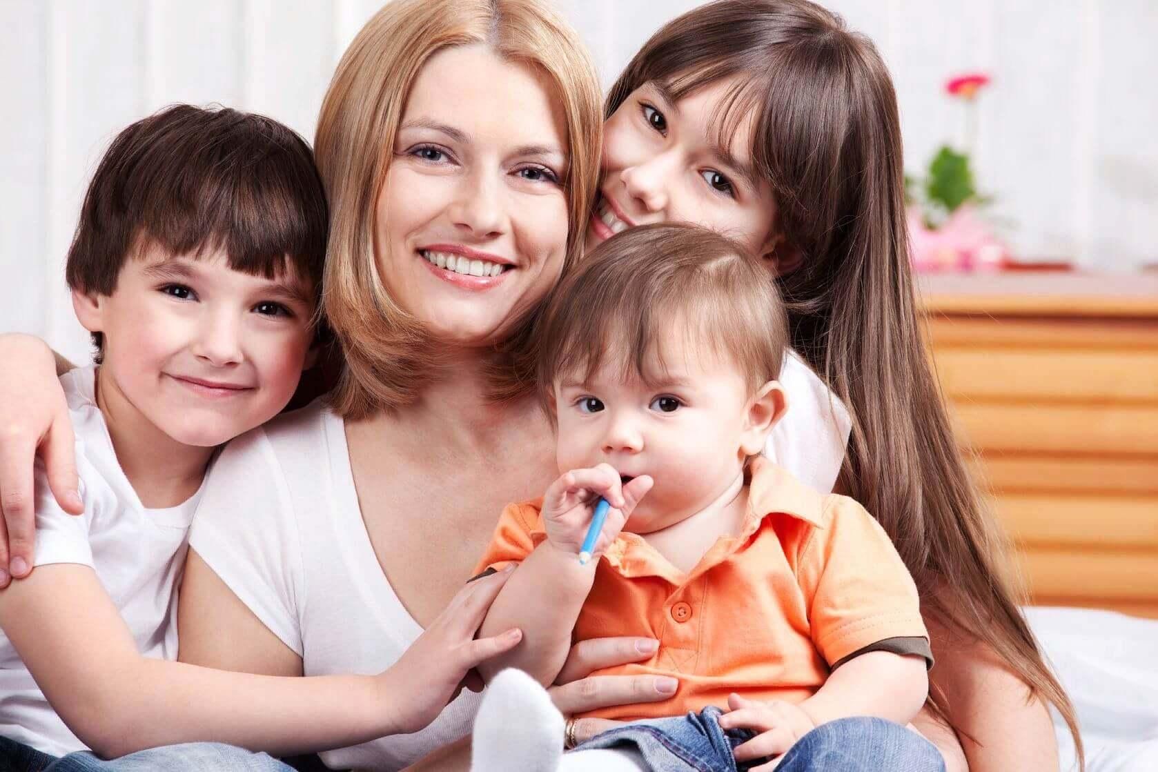 Женщина с тремя детьми