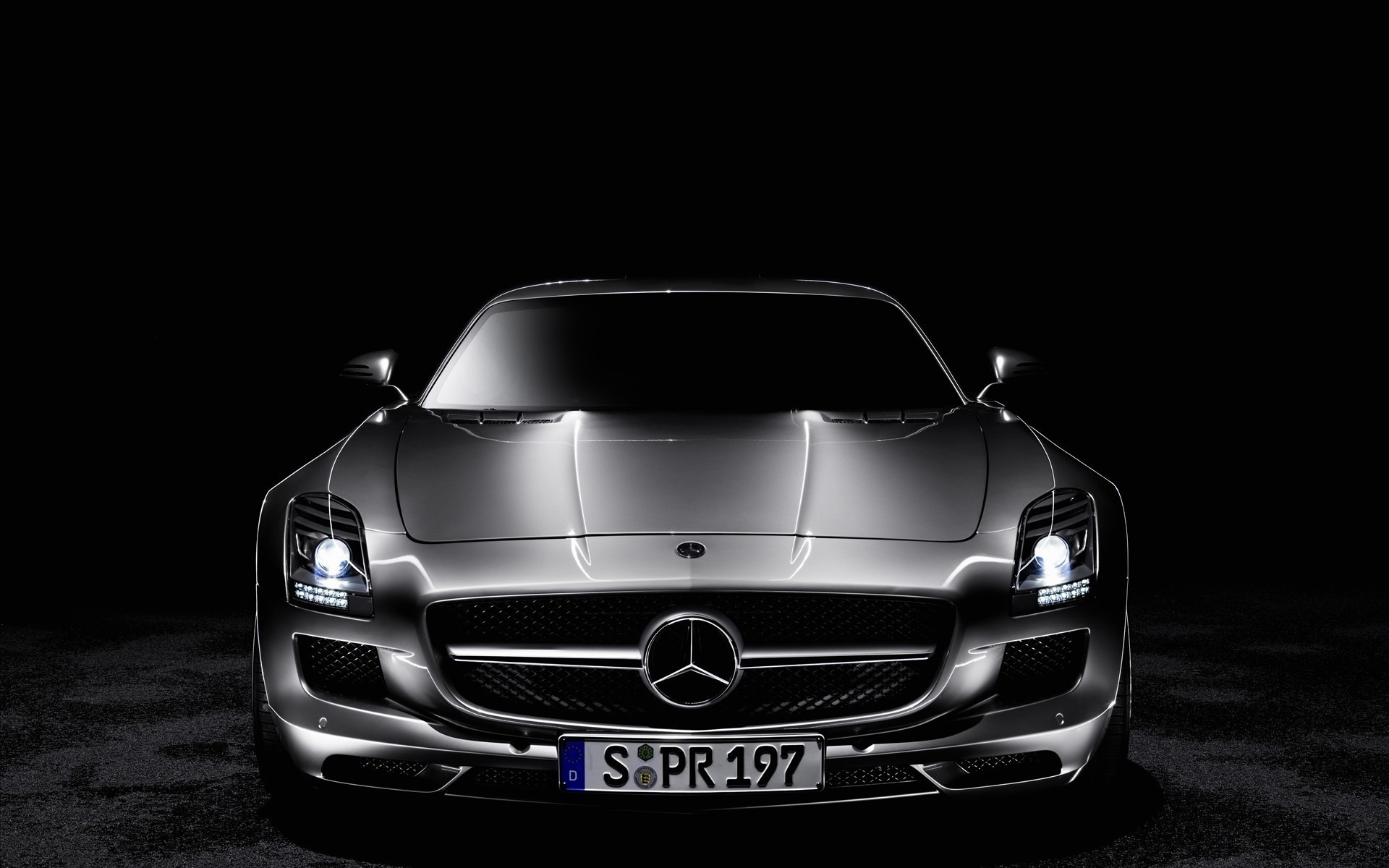 Mercedes SLS AMG на черном фоне