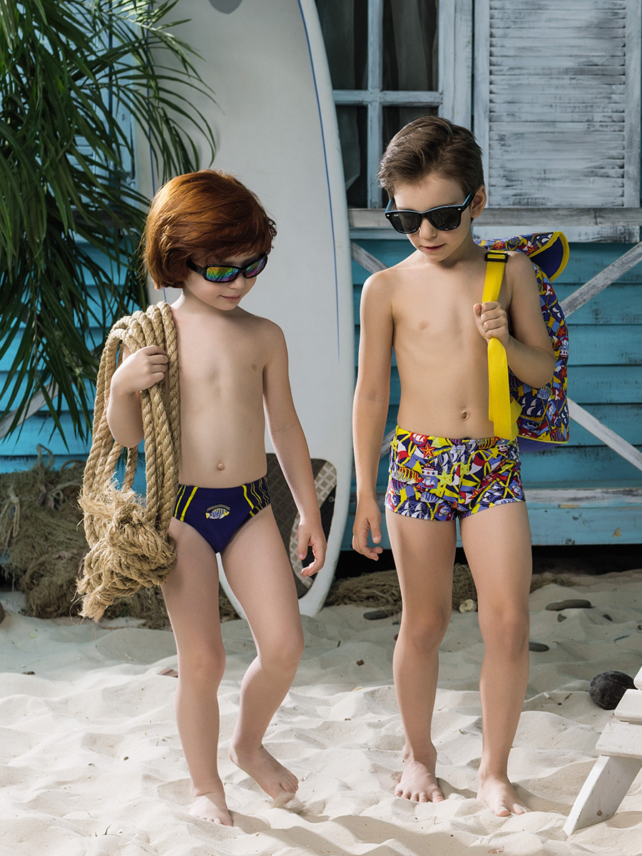 Мальчики 7 лет на пляже