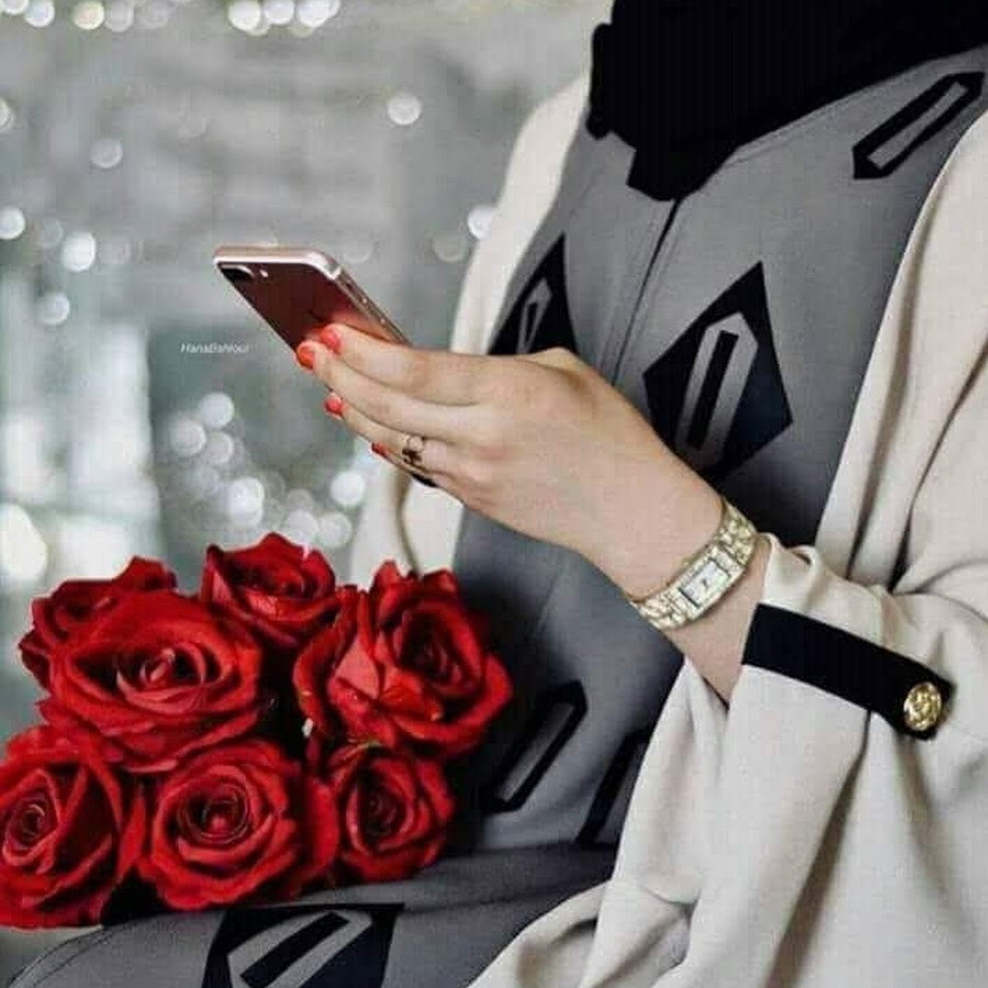 Девушка в хиджабе с розами