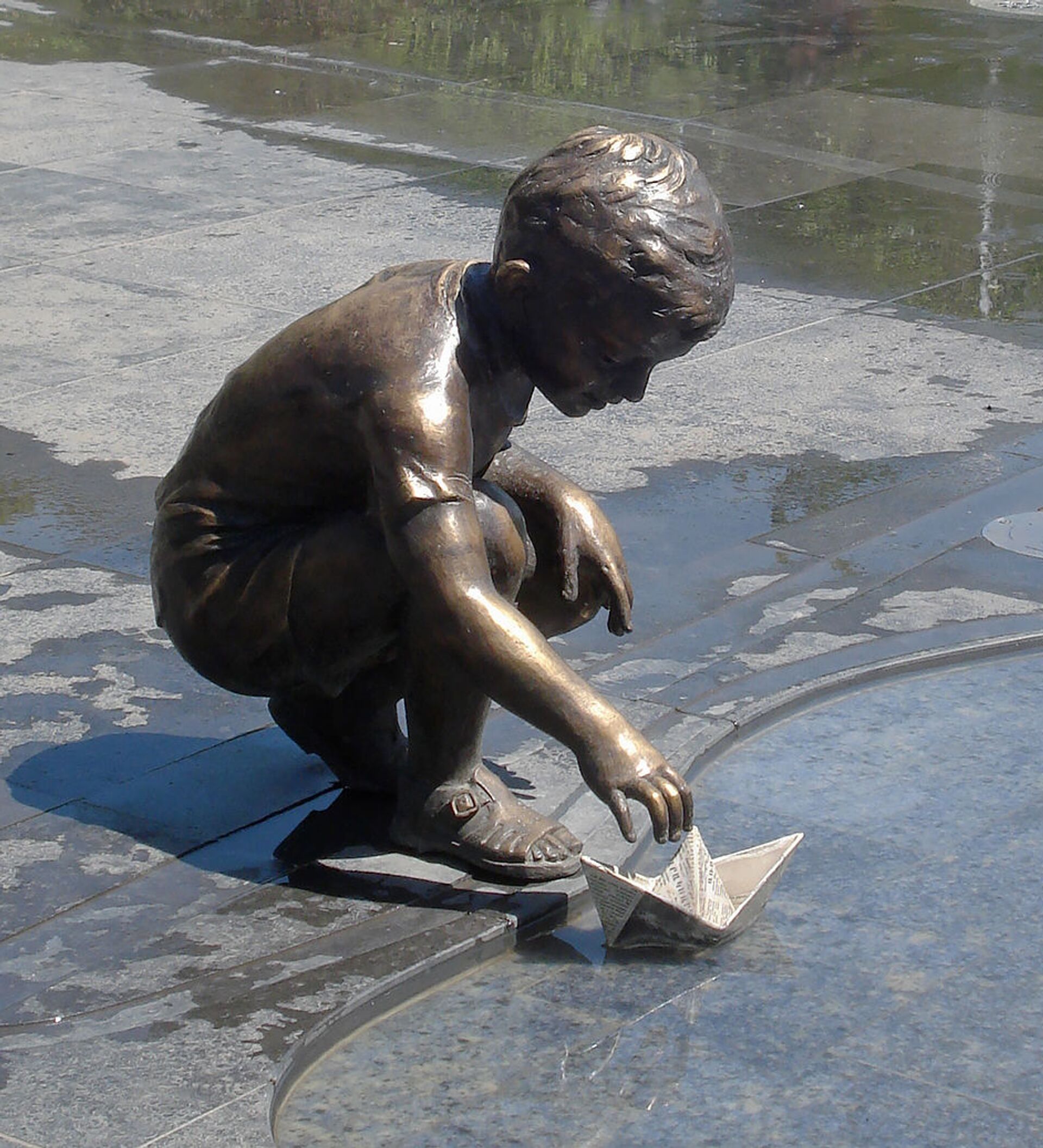 Памятник мальчик с корабликом
