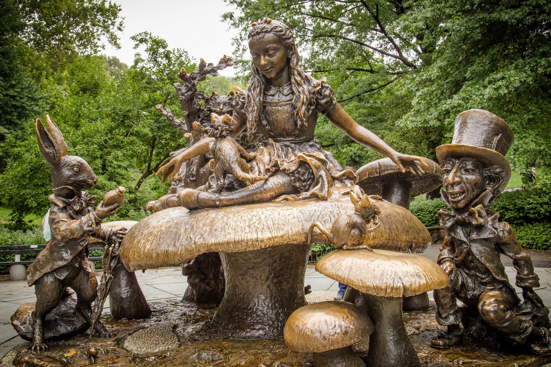 Памятник Алисе в стране чудес в Нью-Йорке
