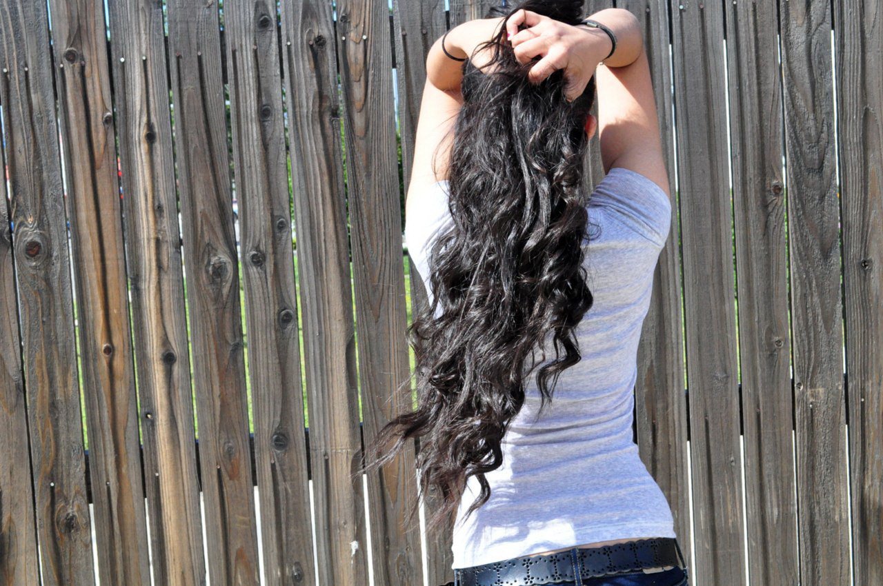 Брюнетка со спины с длинными волосами