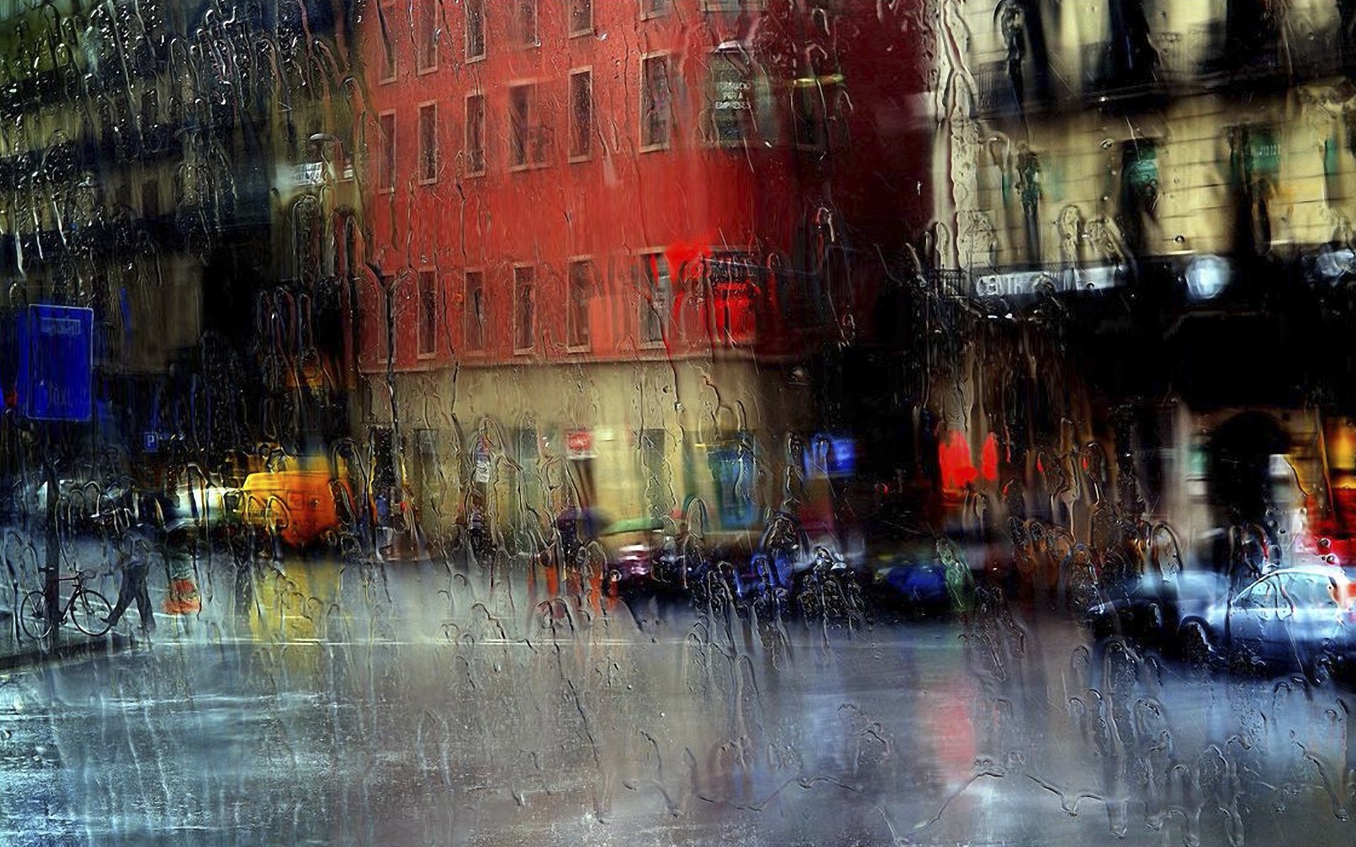 Дождь за окном в городе