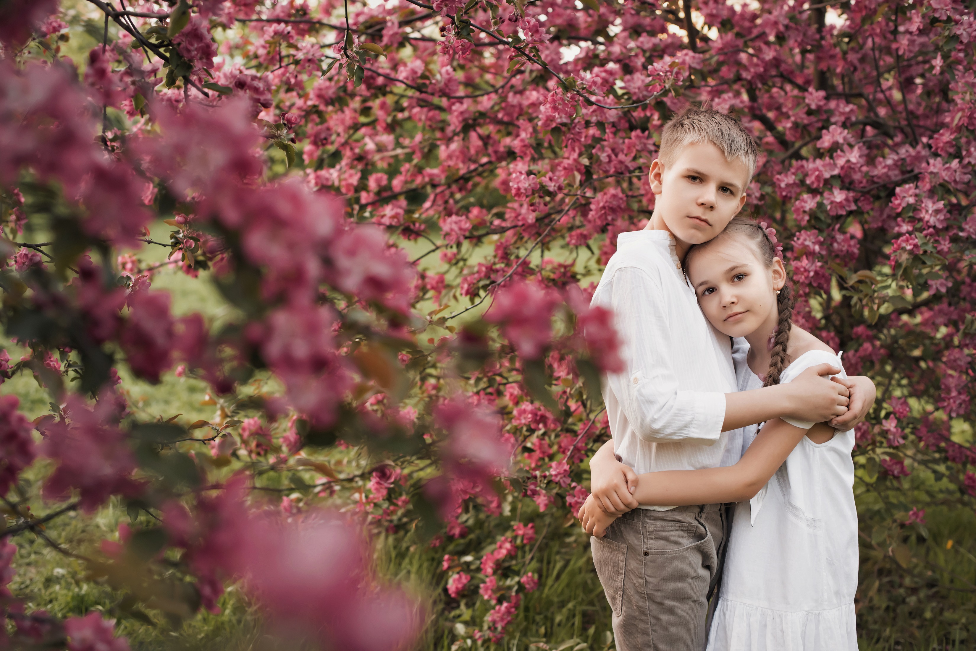 Фотосессия семьи в цветущем саду