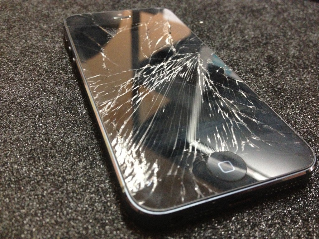 Сломанный айфон