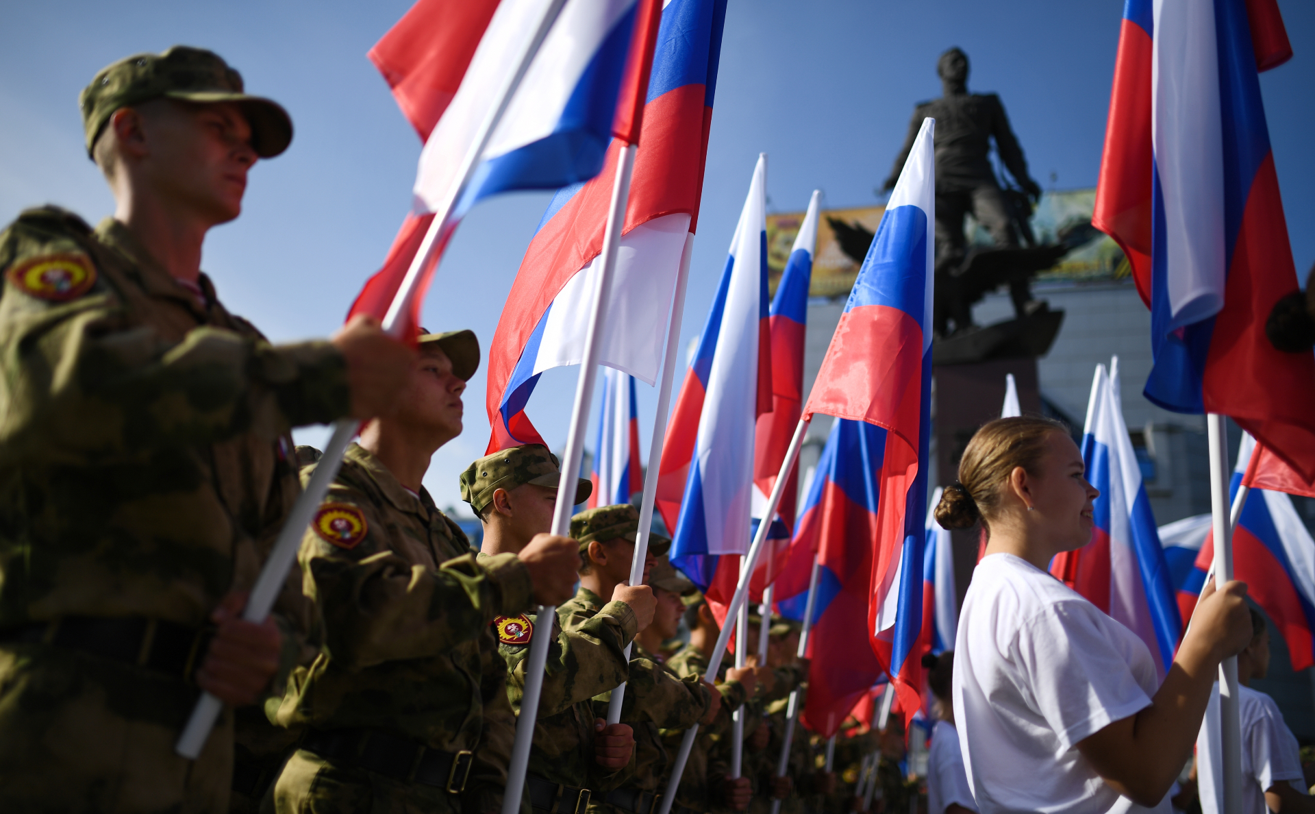 Солдат с флагом России