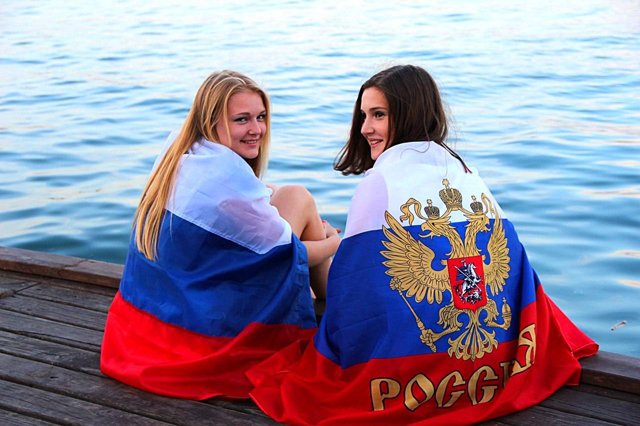 Девушка на фоне российского флага