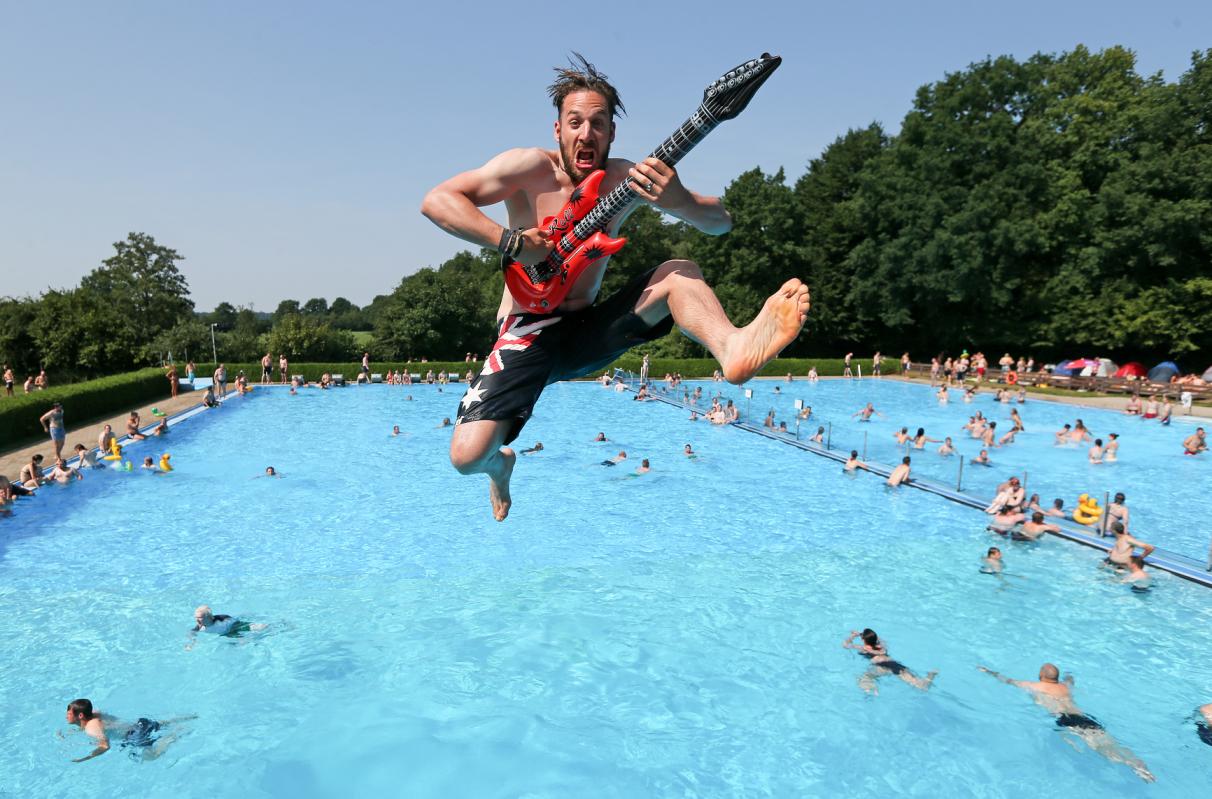 Человек прыгает в бассейн