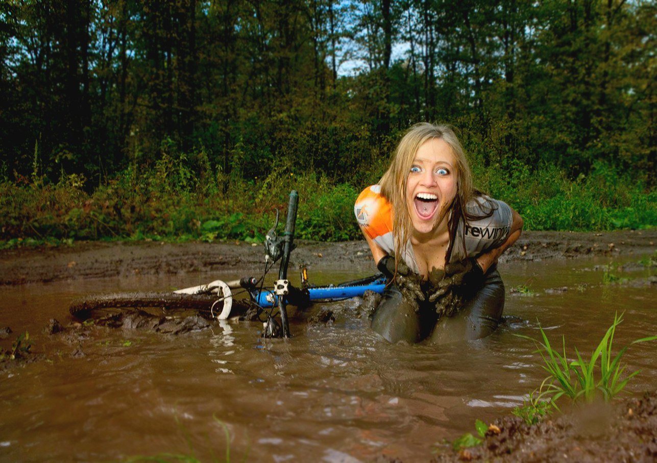 Велосипедисты в грязи девушки