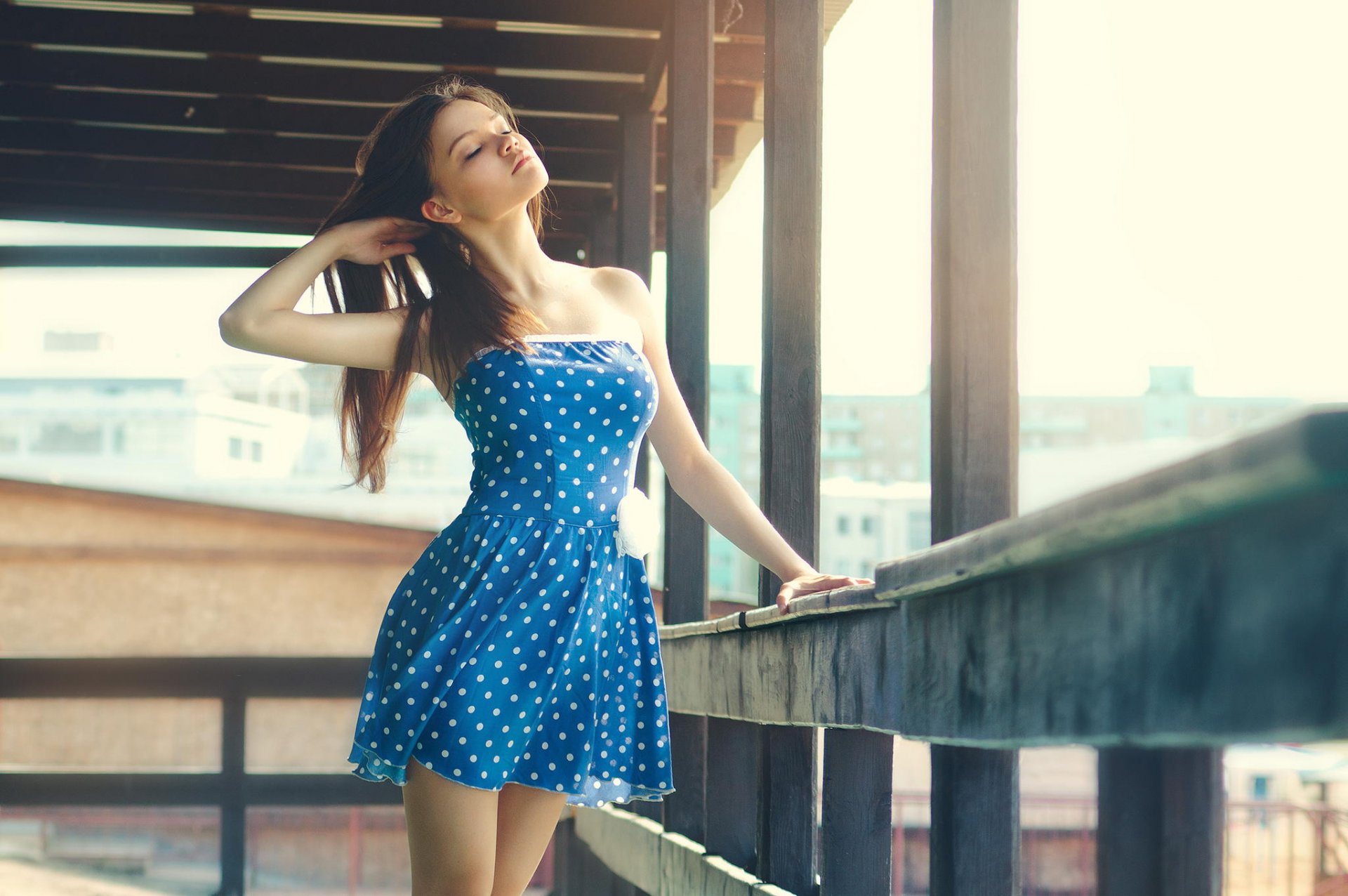 Девушка в коротком синем платье