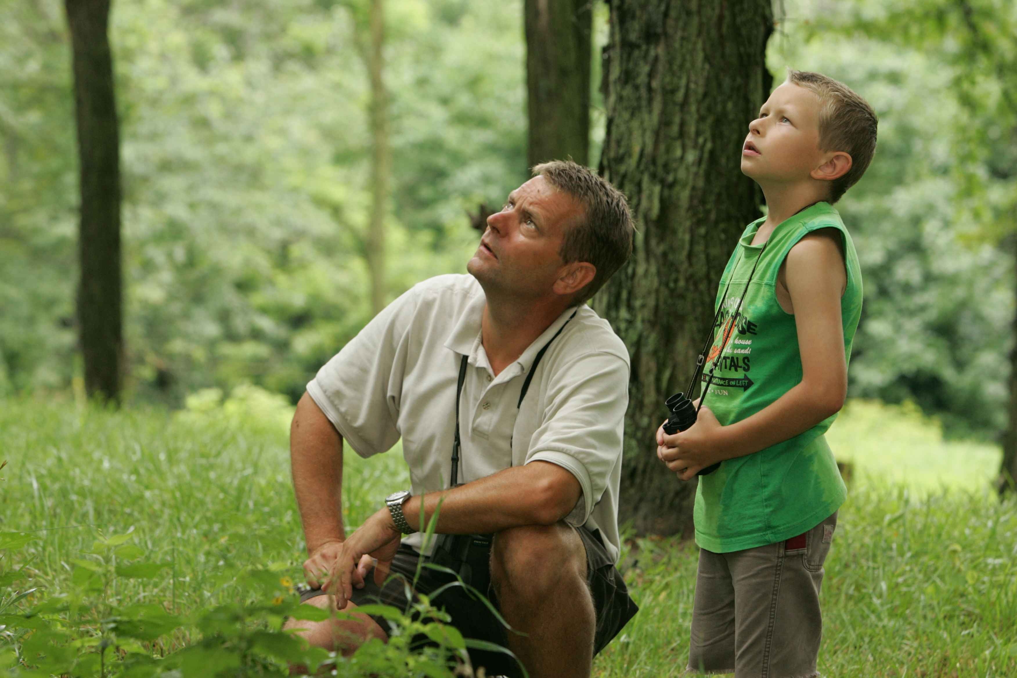 Папа и ребенок в лесу