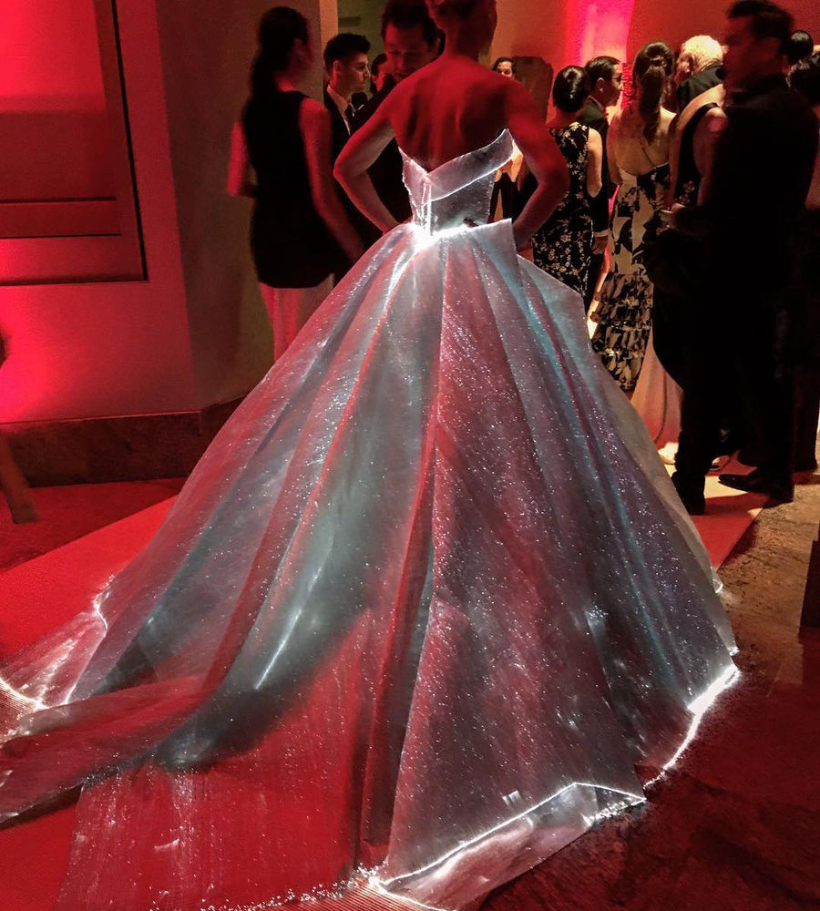Светящееся платье платье Клэр Дейнс