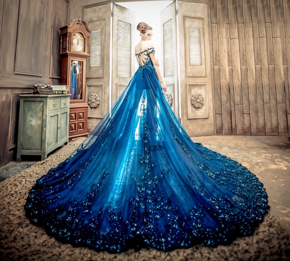Шикарное синее платье