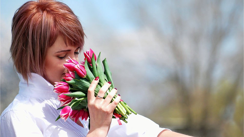 Женщина с цветами в руках