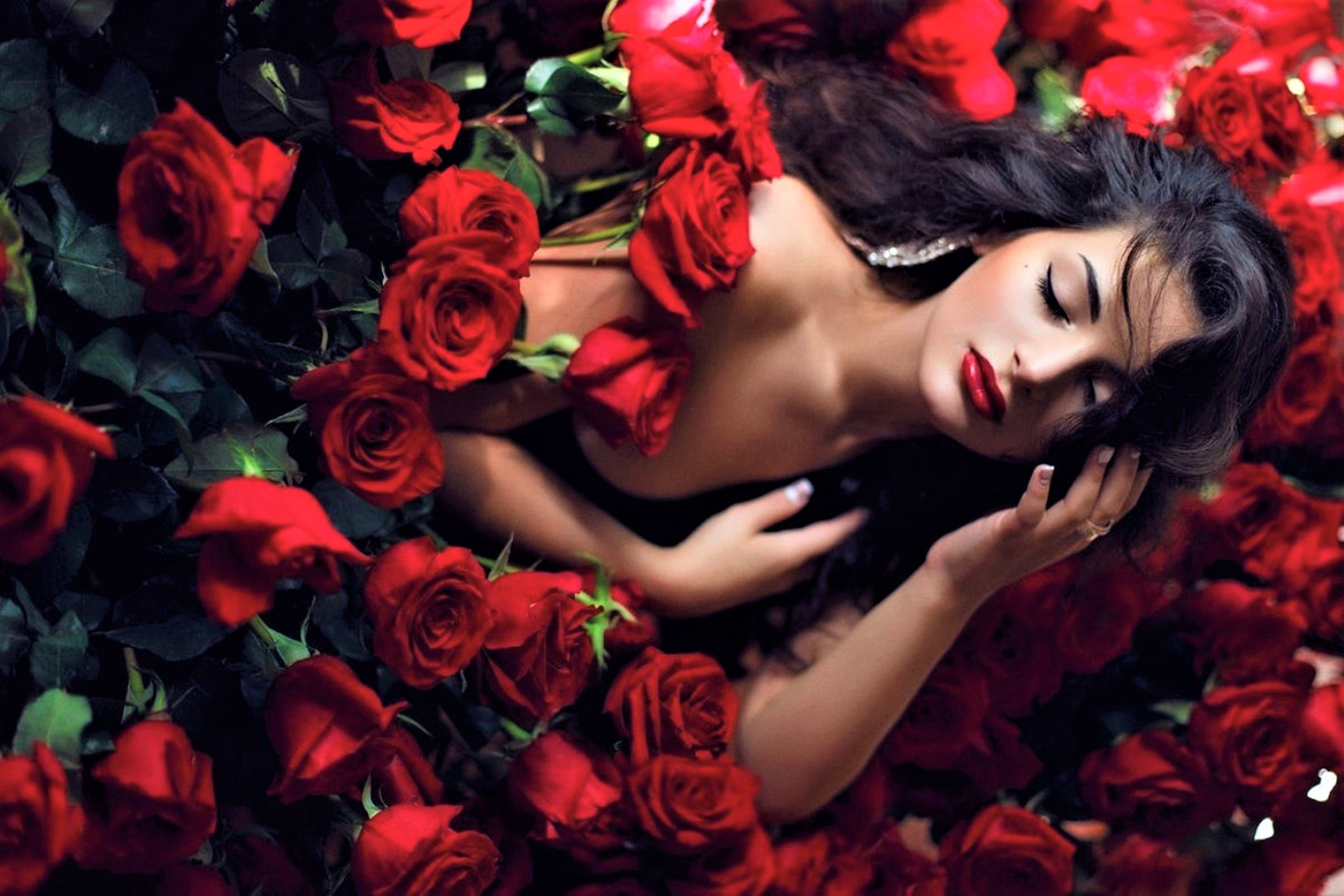 Женщина с красной розой