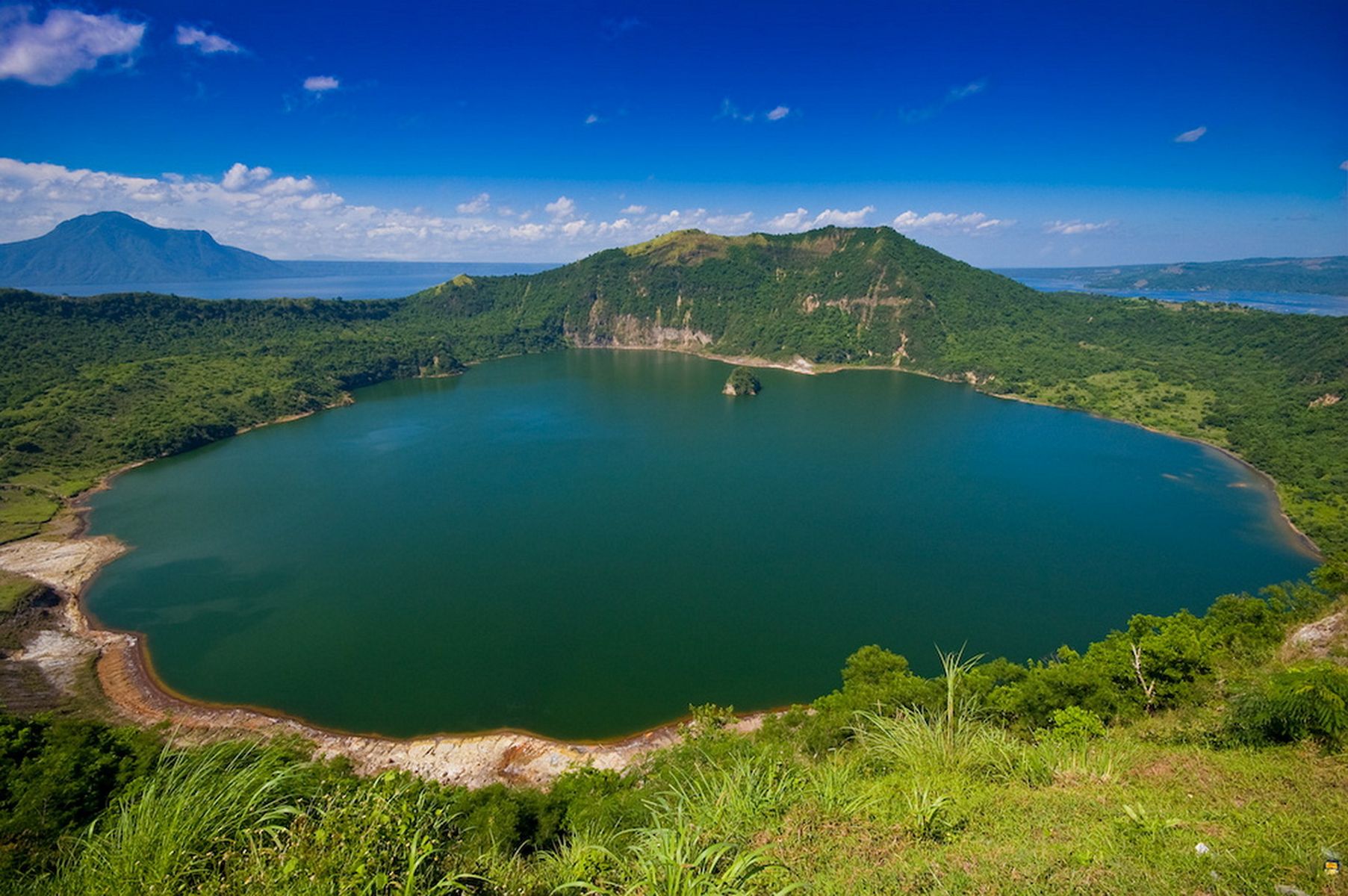 Вулкан Тааль (о. Лусон, Филиппины)