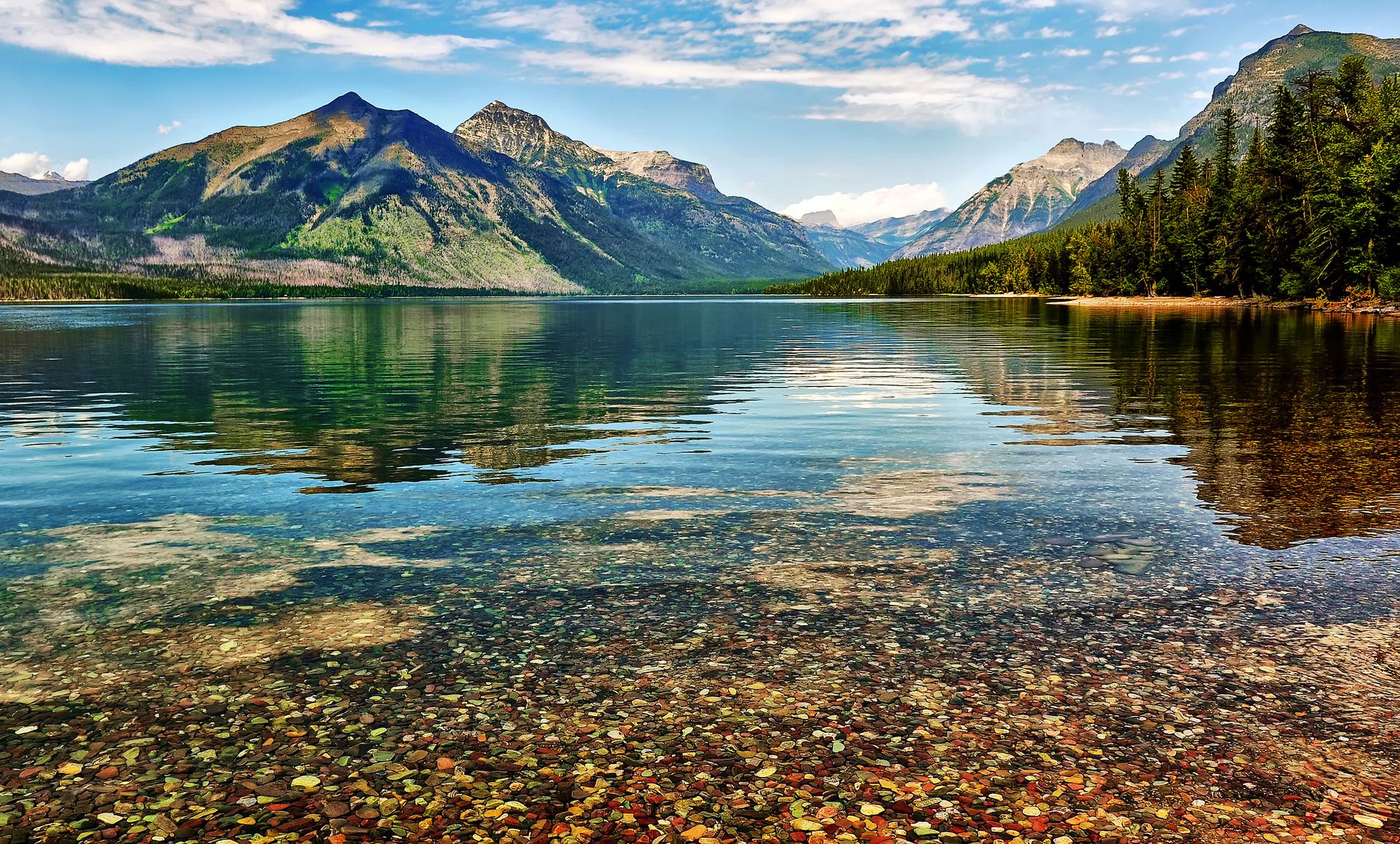Озеро в штате Монтана с прозрачной