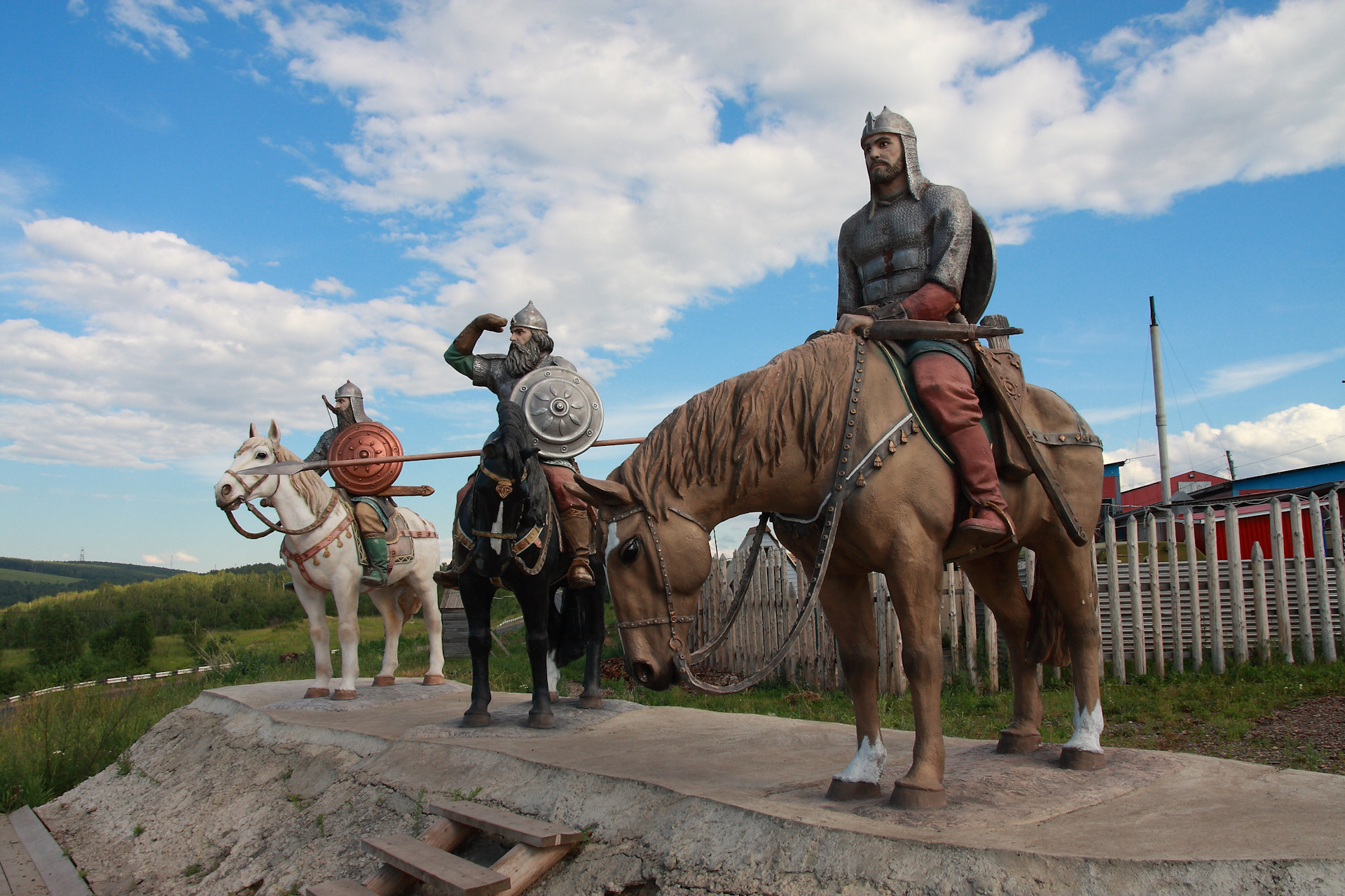 Статуи 3 богатыря в Красноярске